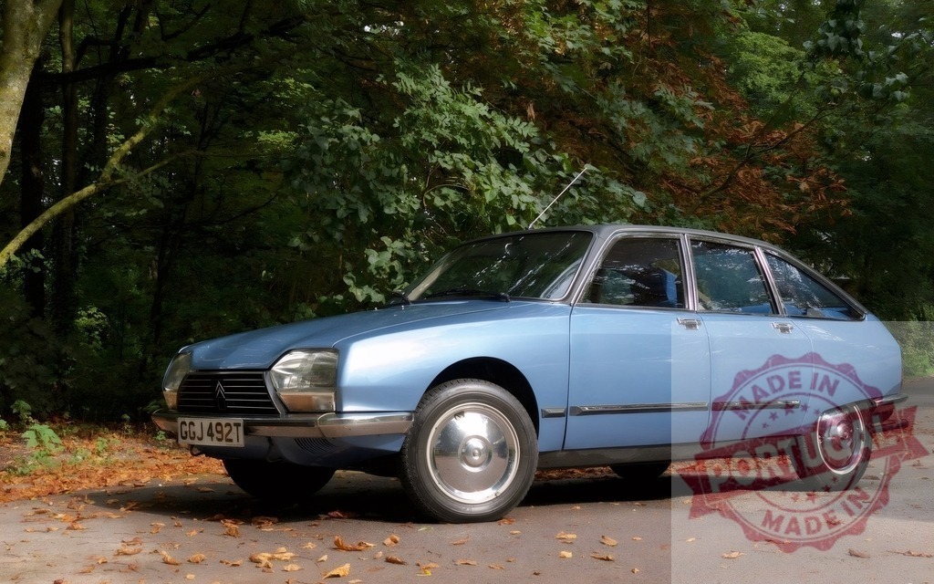 Blue vintage Citroën GS car parked outdoors | Blue vintage Citroën GS car parked on an asphalt road with fallen leaves and green trees - Realisiert mit Pictrs.com