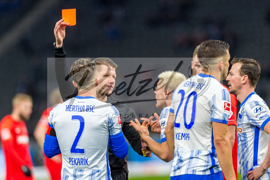 BSCRBL20220220_221 | Fussball, Herren: Schiedsrichter Patrick Ittrich zeigt Marc Oliver Kempf (Hertha BSC) die rote Karte bei dem Spiel der 1. Bundesliga zwischen Hertha BSC und RB Leipzig im Olypiastadion am 20.02.2022 in Berlin, Deutschland.DFB / DFL REGULATIONS PROHIBIT ANY USE OF PHOTOGRAPHS AS IMAGE SEQUENCES AND/OR QUASI-VIDEO. - Realisiert mit Pictrs.com