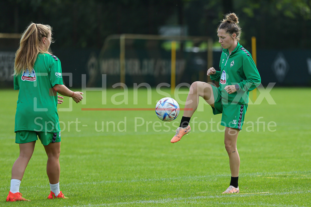 Fussball, Google Pixel Frauen-Bundesliga, Training SV Werder Bremen | v.li.: Ricarda Walkling (SV Werder Bremen, 13) und Lisa Josten (SV Werder Bremen, 7) bei einer Trainingsübung