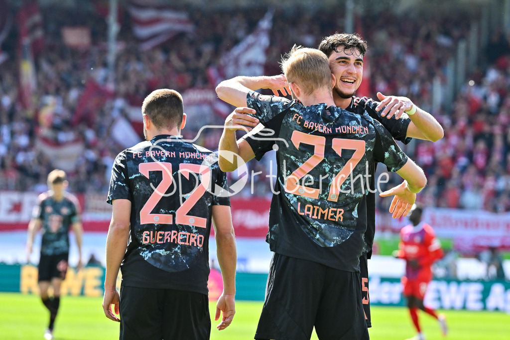 1. FC Heidenheim - FC Bayern München | Jubel der Gaeste nach dem Treffer zum 0-2 duch Konrad LAIMER (FC Bayern Muenchen 27) / Tor / Torschuetze / Freude / Happy / Bundesliga: 1. FC Heidenheim - FC Bayern Muenchen, Voith Arena am 19.04.2025