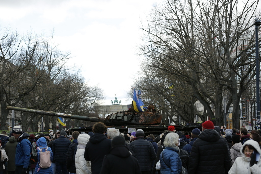 Deutschland: Panzerwrack aus der Ukraine vor der russischen Botschaft in Berlin | Deutschland, Berlin, 26.02.2023. Ein Panzerwrack steht seit dem Jahrestag des russischen Angriffs auf die Ukraine vor der russischen Botschaft in Berlin-Mitte. Der zerstörte Panzer vom Typ T-72 vor dem Gebäude Unter den Linden als Mahnmal gegen den Krieg stehen.