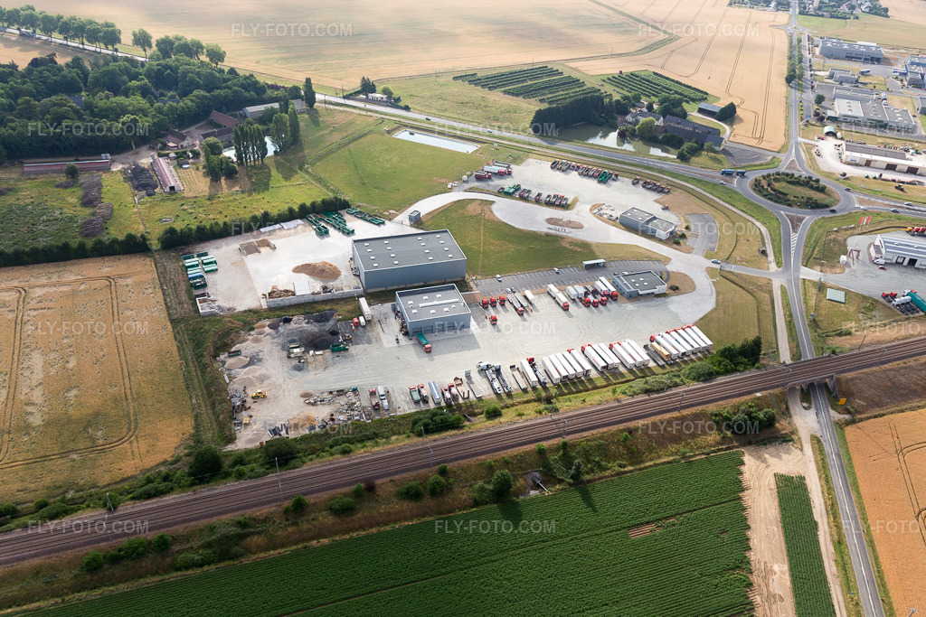 Aerial view: View of the town in Saint-Amand-Longpré in the state Loir et Cher, France. – Photo: IMG_101160.jpg taken on 06/24/2017 by Werner Riehm/FLY-FOTO.com – Resolution of the original: 4968 x 3312 px