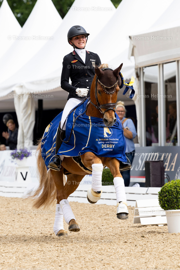 TH_525 Dobbi Dobsen_ Lilli von Helldorff_29209 | Al Shiraàa Deutsches Spring- und Dressur-Derby 2025 am 30.05.25 in Hamburg, Thomas Hellmann, 525 Dobbi Dobsen, Lilli von Helldorff