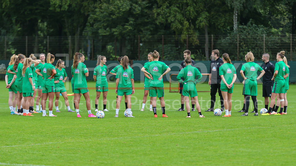 Fussball, Google Pixel Frauen-Bundesliga, Training SV Werder Bremen | v.li.: Spielerinnen des SV Werder Bremen beim Kreis, Ansprache von Thomas Horsch (Trainer, Cheftrainer, SV Werder Bremen)