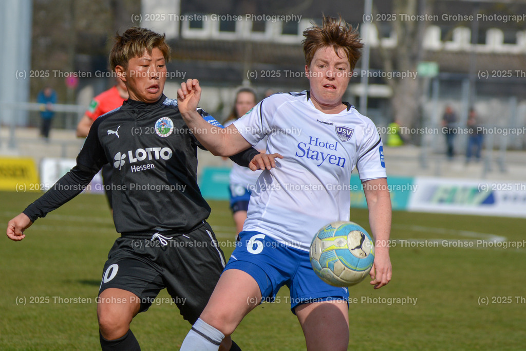 Fussball-BL Frauen 1. FFC Frankfurt vs. FF USV Jena | Yokoyama Kumi #10 (1.FFC Frankfurt), Susann Utes #6 (FF USV Jena); Fussball-BL Frauen 1. FFC Frankfurt vs. FF USV Jena, Fussball-Bundesliga Frauen am 25.03.2018 im Stadion am Brentanobad in Frankfurt/Main, (Deutschland) - Realisiert mit Pictrs.com