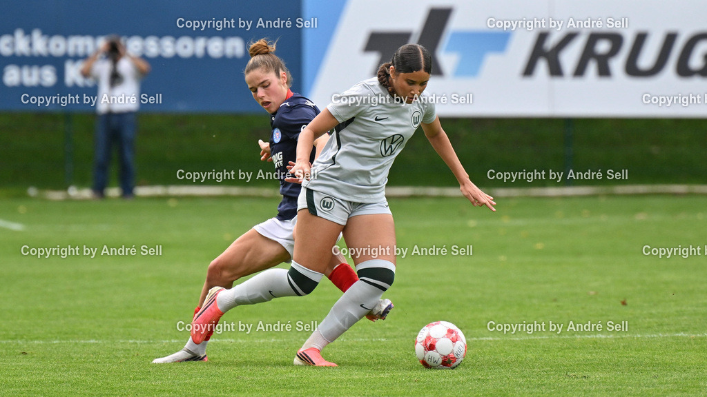 Holstein Kiel vs VfL Wolfsburg II | Zoe Tolksdorf (Holstein #14) vs Shani Outlaw (Wolfsburg #23) / Fußball-Regionalliga Nord Frauen 2026/2027 / Holstein Kiel vs VfL Wolfsburg II / Waldwiese / Kiel / 13.09.26 - Realisiert mit Pictrs.com