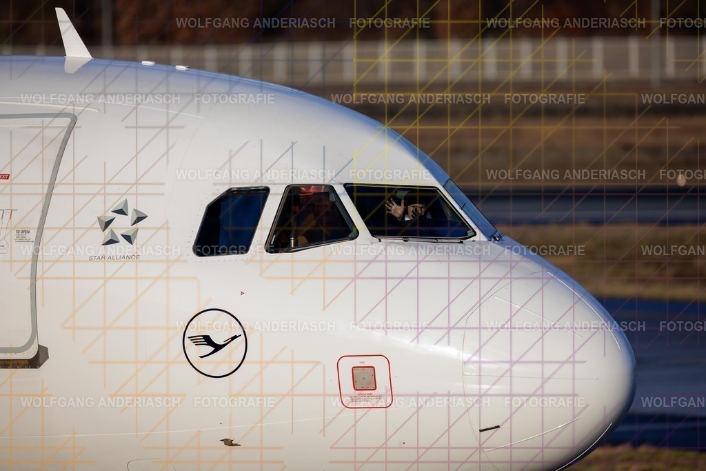 2026102-104444_EDDF_NW_TAXI_R3C_0116 | Im Cockpit des Flughafen Frankfurt am Main tragen Piloten und Pilotinnen täglich enorme Verantwortung. Konzentration, Erfahrung und Vertrauen im Team prägen diese besonderen Momente. Jeder Blick auf Instrumente, jede Entscheidung steht für Sicherheit, Präzision und Professionalität – eine stille Wertschätzung für Menschen, die Fliegen möglich machen. - Realisiert mit Pictrs.com