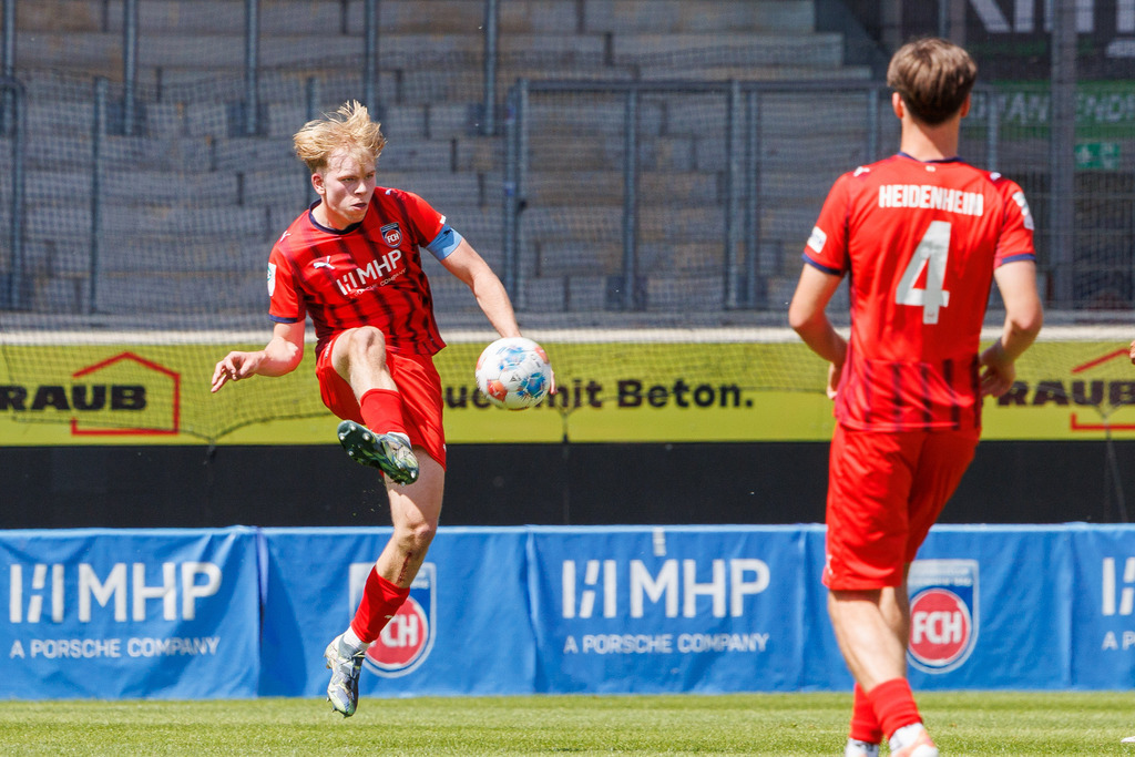 20260503-U19_FCH-LEV_147 | 1.FC Heidenheim 1846 vs. Bayer 04 Leverkusen, Fußball, U19, A-Junioren, NWL, U19-DFB-Nachwuchsliga, 2025/2026, Achtelfinale, 03.05.2026 in Heidenheim, Voith Arena(Foto: Michael Bulling) - Realisiert mit Pictrs.com