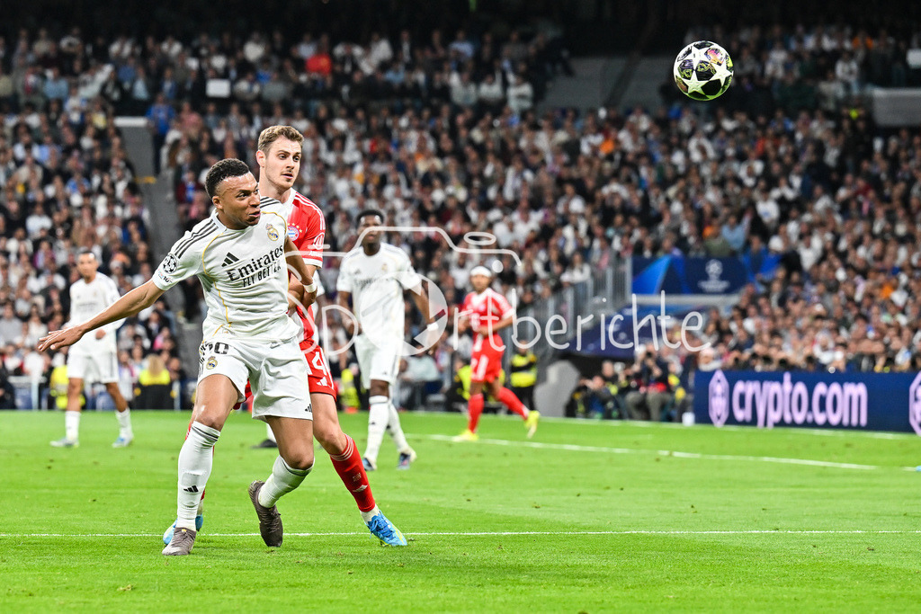 Real Madrid - FC Bayern München | MADRID, SPAIN - 07. APRIL: tackle between Kylian MBAPPE (Real Madrid 10) and Josip STANISIC (FC Bayern Munich 44) during the UEFA Champions League match between Real Madrid vs. FC Bayern Munich on Quarterfinal first leg at Estadio Santiago Bernabeu