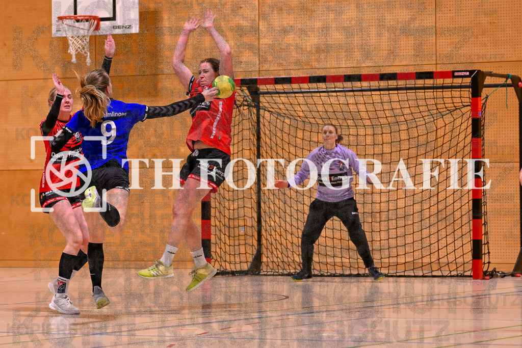 GER, SG Maulburg/Steinen - TuS Helmlingen, Handball, Suedbadenliga, 14. Spieltag, Saison 2023/2024, 17.02.2024 | Viola Grossmann (TuS Helmlingen, #09) beim Wurf gegen Sabrina Gruber (SG Maulburg/Steinen, #71) und Antje Matschenz (SG Maulburg/Steinen, #01)

GER, SG Maulburg/Steinen - TuS Helmlingen, Handball, Suedbadenliga, 14. Spieltag, Saison 2023/2024, 17.02.2024

Foto: TH Fotografie/Thomas Hess