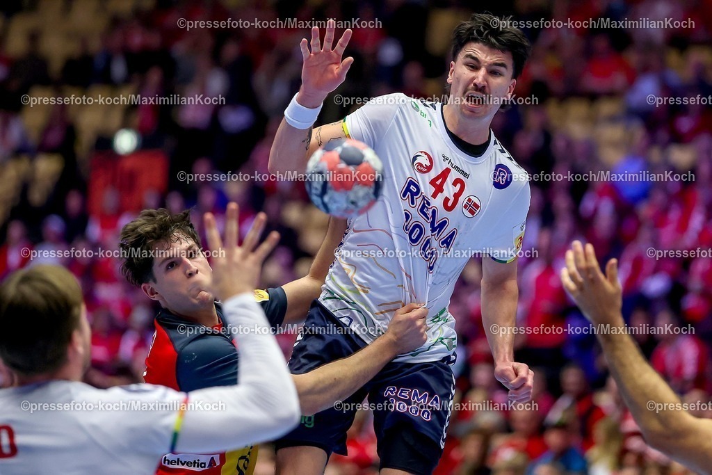 EHF22012602106 | 22.01.2026, Handball, Men's EHF EURO 2026, Spanien - Norwegen, Jyske Bank Boxen in Herning, Dänemark, Main Round:  Simen Ulstad Lyse (Norway #43) im Zweikampf gegen   Victor Romero Holguin (Espania #37) 