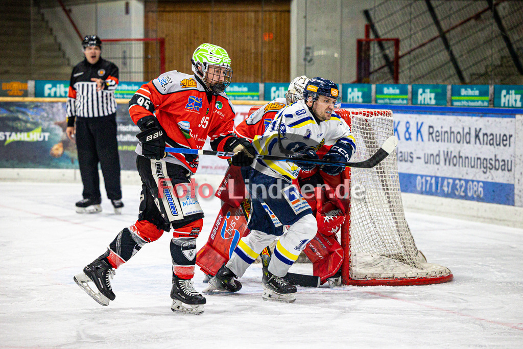 TSV Peißenberg MINERS gegen EHC Waldkraiburg DIE LÖWEN | Eishockey Bayernliga Herren Vorrunde 2024/25, TSV Peißenberg MINERS gegen EHC Waldkraiburg DIE LÖWEN, 20250124,Zweikampf zwischen Moritz BIRKNER (MINERS 95) und Santeri OVASKA (EHC Waldkraiburg 18),2025-01-24 in Peißenberg (Eisstadion Peißenberg)Moritz BIRKNER (MINERS 95), Santeri OVASKA (EHC Waldkraiburg 18)Copyright: WolfgangxLindner foto-lindner.de