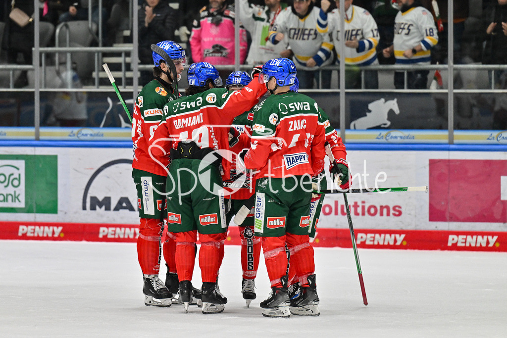Augsburger Panther - Düsseldorfer EG | Jubel der Panther nach dem Treffer zum 6-0 durch D. J. BUSDEKER (Augsburger Panther #14) / Freude / Happy / Tor / Torschuetze / DEL: Augsburger Panther - Düsseldorfer EG, Curt Frenzel Stadion am 13.12.2024