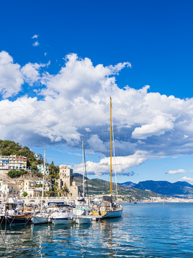 Blick auf Cetara an der Amalfiküste in Italien | Blick auf Cetara an der Amalfiküste in Italien.