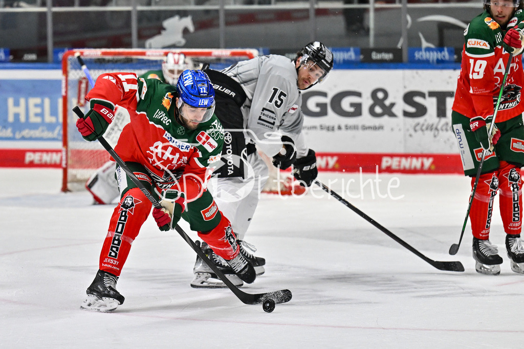 Augsburger Panther - Kölner Haie | Mick KOEHLER (Augsburger Panther #11) klaert vor Louis-Marc AUBRY (Koelner Haie #15) im eigenen Drittel / DEL: Augsburger Panther - Kölner Haie, Curt Frenzel Stadion am 29.09.2024