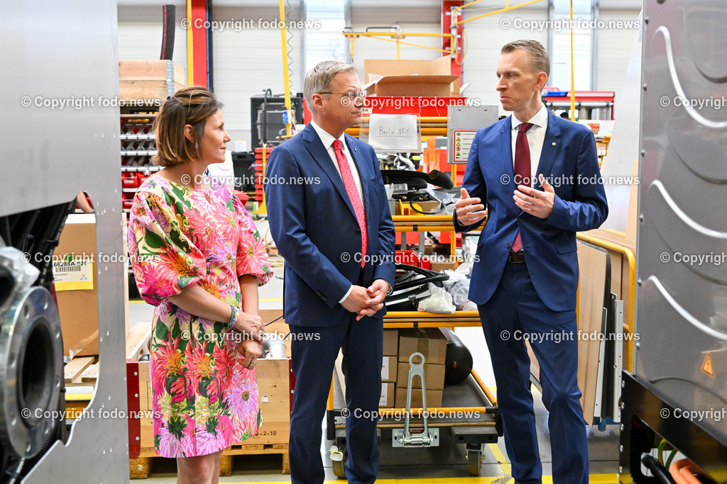 Rosenbauer International AG_ Betriebsbesichtigung_ 19.07.2023-5 | 19.07.2023, Leonding, AUT, Rosenbauer International AG, Betriebsrundgang, Betriebsbesichtigung, im Bild Monika Sandberger (Zukunft.Lehre. Oesterreich), LH Thomas Stelzer (VP), Sebastian Wolf (CEO Rosenbauer International AG)