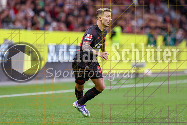 Bayer 04 Leverkusen vs Eintracht Frankfurt - Bundesliga  | Leverkusen, Deutschland, 12.09.25:   Alejandro Grimaldo (Bayer 04 Leverkusen) schaut waehrend des Spiels der Bundesliga zwischen  Bayer 04 Leverkusen vs Eintracht Frankfurt in der BayArena(Foto von Brauer-Fotoagentur / Adrian Schlueter)