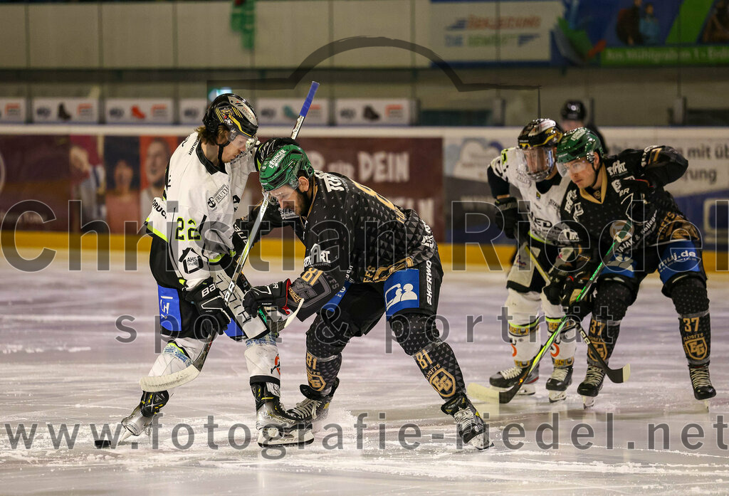 2024-02-16_010_TSV_Erding_gegen_ERSC_Amberg | Erding, Deutschland, 16.02.2024:
Eishockey, Bayernliga Playoffs 2023 / 2024, 1. Spieltag, TSV Erding gegen ERSC Amberg, Endergebnis: 1:2

Hunter Fortin (ERSC Amberg, #22), Maximilian Forster (Erding Gladiators, #81), Thomas Matheson (Erding Gladiators, #37)

Foto: Christian Riedel / fotografie-riedel.net