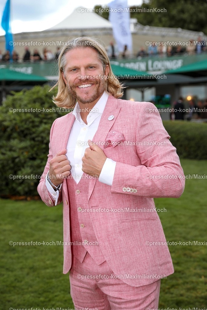 HanPromi24082500060 | 2025.08.24, Promis beim Audi-Ascot-Renntag auf der Galopprennbahn Neue Bult in Hannover. Die Gäste genießen die elegante Atmosphäre beim Pferderennen. Bachelor Original Paul Janke 