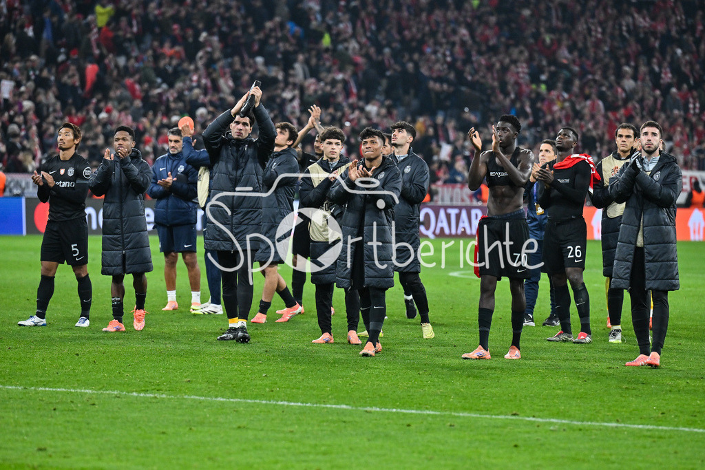 FC Bayern München - Sporting Lissabon | MUNICH, GERMANY - 09. DECEMBER: die Spieler der Portugiesen bedanken sich bei den mitgereisten Fans nach dem Match zwischen dem FC Bayern München und Sporting Lissabon am 6. Spieltag der UEFA Champions League Ligaphase in der Allianz Arena