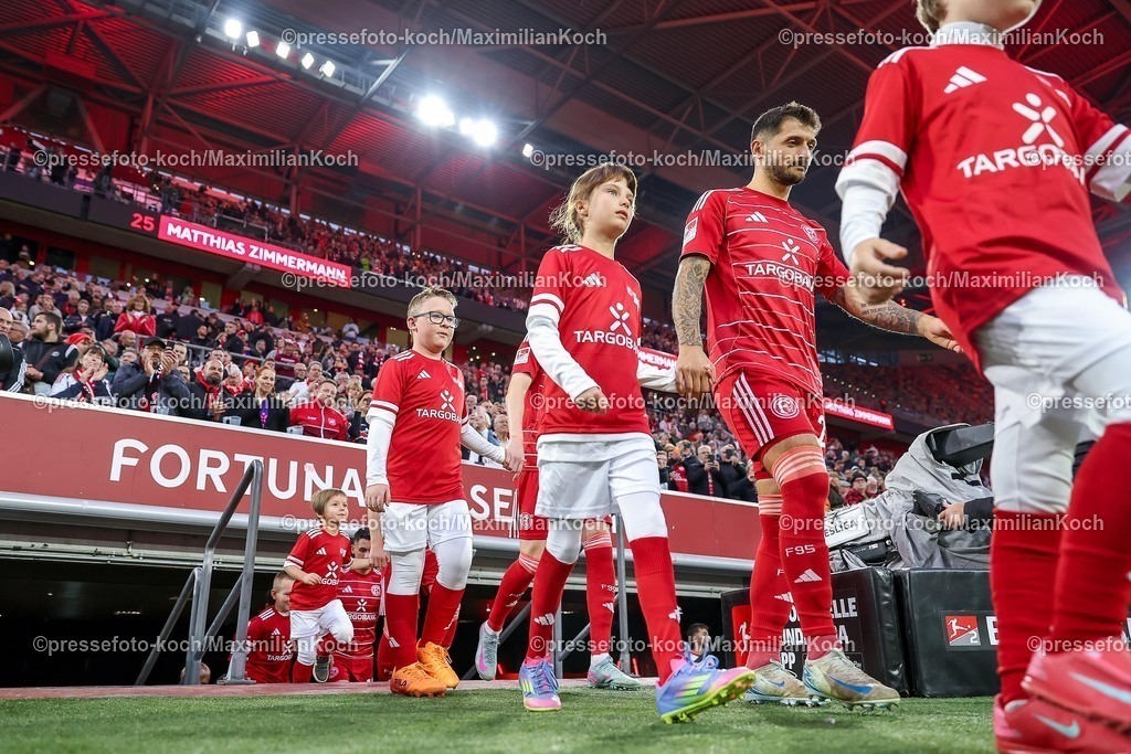 F9503102501293 | 03.10.2025, Fußball, Fortuna Düsseldorf - 1.FC Nürnberg, 2. Fußball Bundesliga, Merkur Spiel-Arena, Saison 2025 2026: Die Fortunaspieler betreten das Stadion. Matthias Zimmermann (Fortuna Düsseldorf #25)  DFB regulations prohibit any use of photographs as image sequences and or quasi-video.