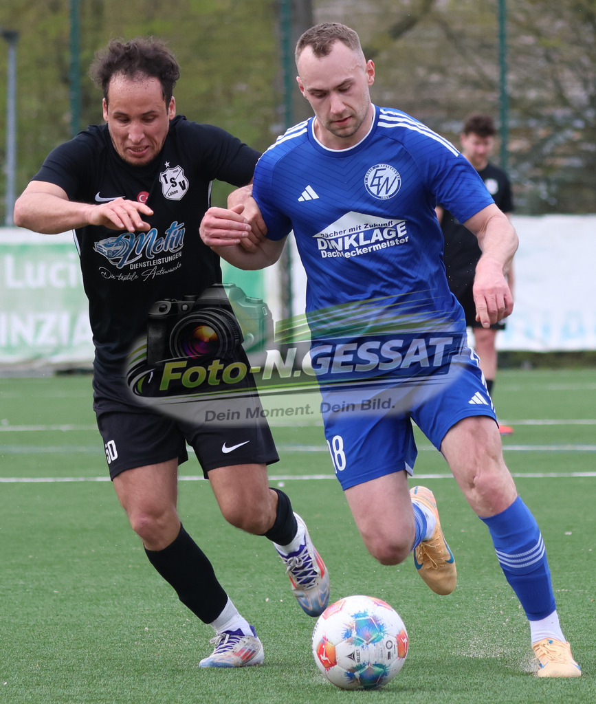 SV Enger-Westerenger - TSV Löhne | Auf dem Bild zu sehen: blau SV Enger-Westerenger: Marlon Meyer ; schwarz TSV Löhne: Yazid HeddadSV Enger-Westerenger, TSV Löhne, Saison 25/26, Kreisliga A, Enger, Deutschland - Realisiert mit Pictrs.com