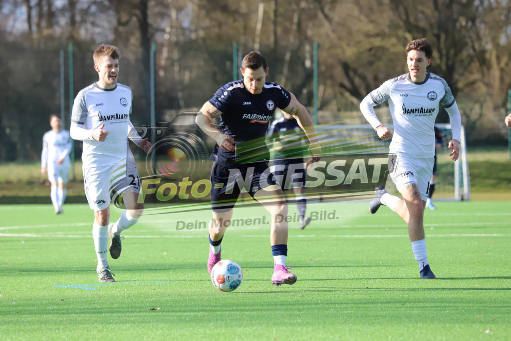 VfL Holsen - Bünder SV | Auf dem Bild zu sehen: Schwarz VfL Holsen: Fabian Schneider ; weiß Bünder SV v.l.: Timo Westerbeck, Nicolai König VfL Holsen, Bünder SV, Saison 25/26, Kreisliga A, Deutschland - Realisiert mit Pictrs.com