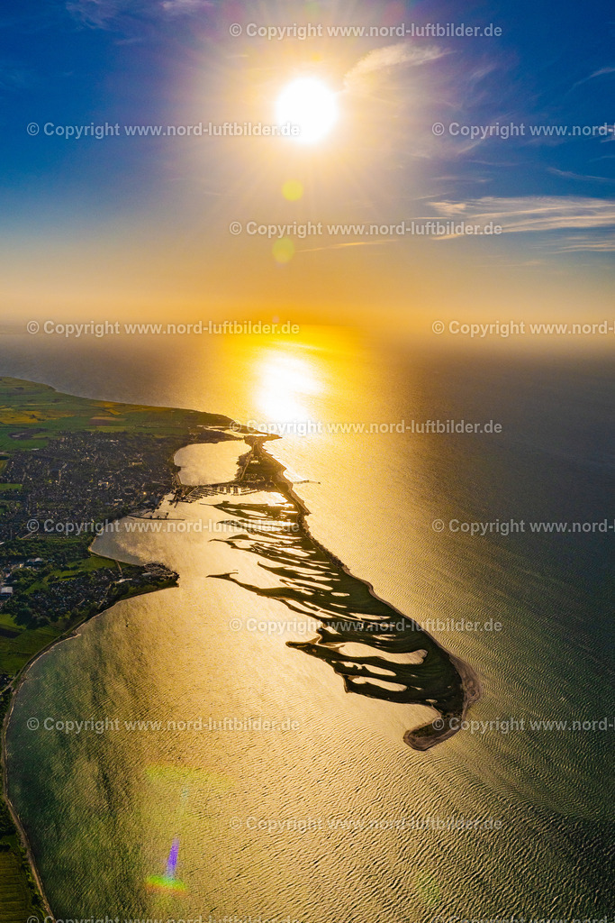 Heiligenhafen_Sonnenuntergang_ELS_1972150524 | GROßENBRODE 15.05.2024 Spiegelung und Sonnen- Strahlen Reflektion auf der Wasser - Oberfläche in Großenbrode an der Ostseeküste im Bundesland Schleswig-Holstein, Deutschland. Weiterführende Informationen bei: NABU Gruppe Heiligenhafen,  Stadt Heiligenhafen,  WEG Ostsee-Ferienpark Heiligenhafen. // Reflection and sun rays reflection on the water - surface in Grossenbrode on the Baltic Sea coast in the state Schleswig-Holstein, Germany. Further information at: NABU Gruppe Heiligenhafen,  Stadt Heiligenhafen,  WEG Ostsee-Ferienpark Heiligenhafen. Foto: Martin Elsen