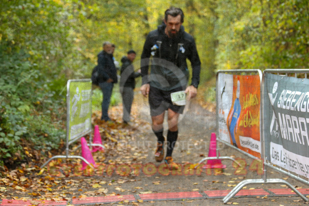251026_1347_EX1_3968 | Sportfotografie im Rhein-Sieg Kreis, Köln, Bonn, NRW, Rheinland Pfalz, Hessen, etc. Unser Tätigkeitsfeld umfasst den Laufsport vom Volkslauf über den Marathon, Duathlon, Triathon bis zum Ultralauf wie Kölnpfad Ultra oder Schindertrail.