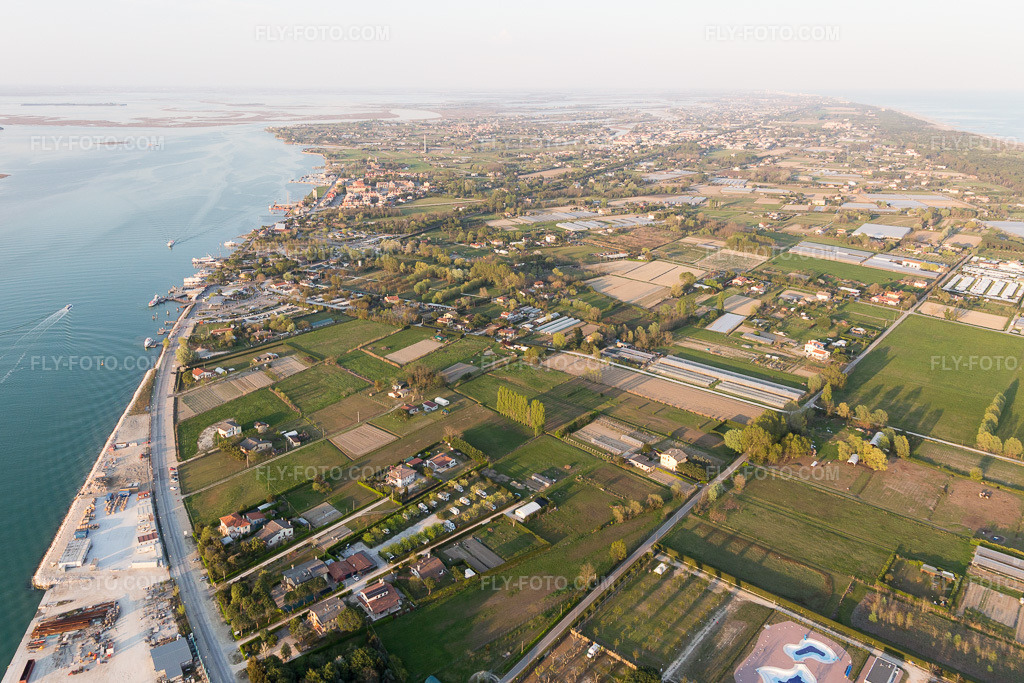 Aerial view: View of the town in Punta Sabbioni in the state Veneto, Italy. – Photo: IMG_098270.jpg taken on 04/03/2017 by Werner Riehm/FLY-FOTO.com – Resolution of the original: 5033 x 3355 px