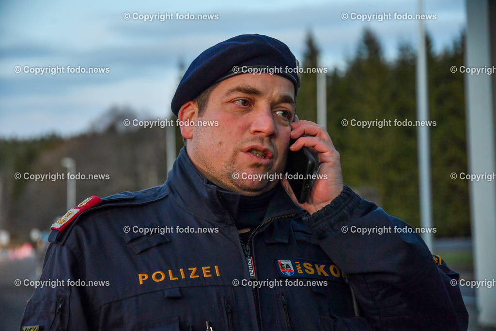 Polizei_ Kontrolle_ Feuerwerk_ 28.12.2022-35 | 28.12.2022, Weigetschlag Grenzuebergang, AUT, Polizei, Grenzkontrolle illegale Feuerwerkskoerper, im Bild Polizei, Kontrolle, Feuerwerk, Knallkoerper, Boeller

Bezirksinspektor Markus Kreilmeier (Sprengstoffsachkundiger)
