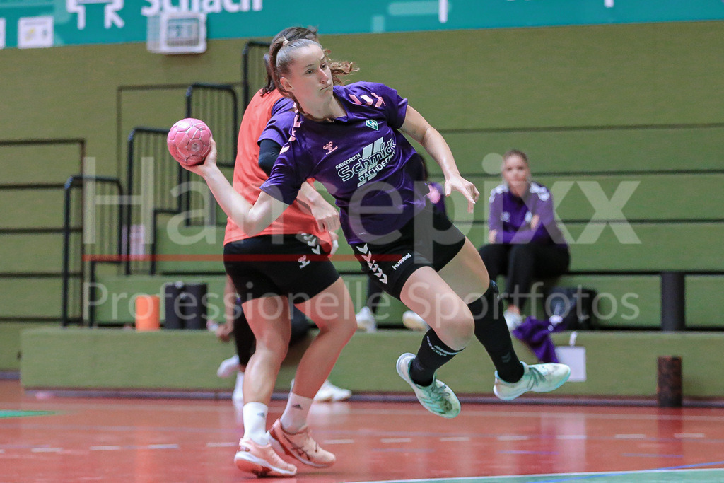 Handball, 2. Bundesliga Frauen, Training SV Werder Bremen | v.li.: Lara Niemann (SV Werder Bremen, 35) beim Wurf, am Ball, Spielszene, Aktion, Action