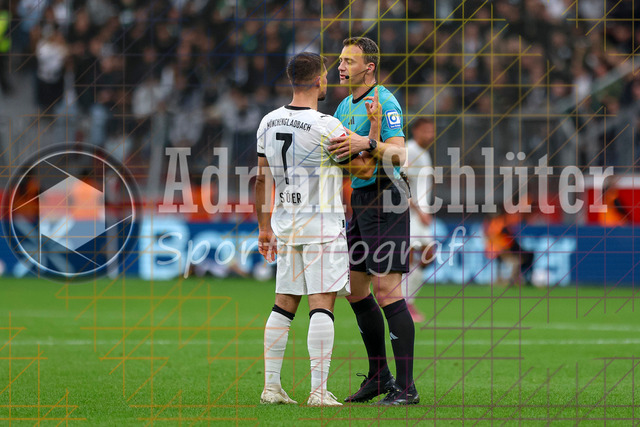 Bayer 04 Leverkusen vs Borussia Mönchengladbach - Bundesliga  | Leverkusen, Deutschland, 21.09.25:   Kevin Stöger (Borussia Mönchengladbach) redet mit Schiedsrichter Felix Zwayer waehrend des Spiels der Bundesliga zwischen  Bayer 04 Leverkusen vs Borussia Mönchengladbach in der BayArena(Foto von Brauer-Fotoagentur / Adrian Schlueter)