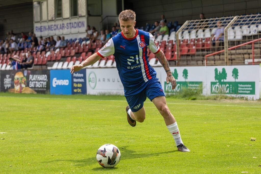 Fußball, Oberliga Baden-Württemberg 2025/26, 34. Spieltag: VfR Mannheim gegen SV Oberachern | Fußball, Oberliga Baden-Württemberg 2025/26, 34. Spieltag: VfR Mannheim gegen SV Oberachern***Am Ball: Luca Stellwagen (17, Mannheim) - Realisiert mit Pictrs.com