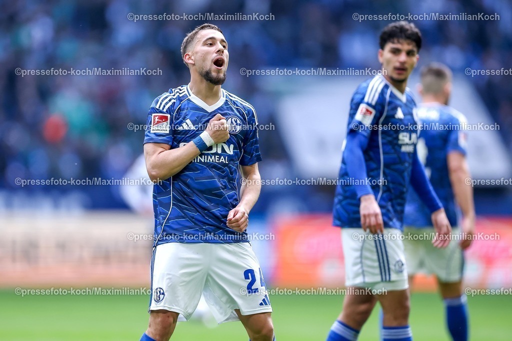 S0419042601039 | 19.04.2026, Fußball, FC Schalke 04 - SC Preußen Münster, 30. Spieltag, 2. Fußball Bundesliga, Veltins-Arena Gelsenkirchen, Saison 2025 2026: Torjubel nach dem Tor zum 3:0 durch Torschütze Adil Aouchiche&nbsp;(Schalke04 #24)    DFB regulations prohibit any use of photographs as image sequences and or quasi-video.