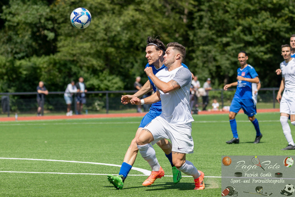Testspiel: Spvgg. 03 Fechenheim - Türk Gücü Friedberg, 13.07.2024 | Felix Casalino (Spvgg. 03 Fechenheim #11) & Anthony Letica (Türk Gücü Friedberg #3), Spvgg. 03 Fechenheim - Türk Gücü Friedberg, Frankfurt am Main, Sportanlage Birsteiner Straße, 13.7.2024 - Realisiert mit Pictrs.com