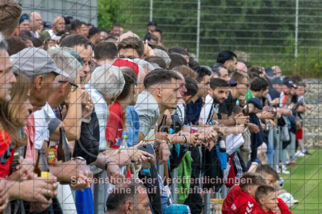 20250616_185411_0341 | #,  TV Eybach (weiß) vs. 1.FC Donzdorf II (rot), Fussball, Entscheidungsspiel 3 in Kreisliga A3 - Bezirk Neckar/Fils, Saison 2024/2025, Rasensportplatz, Staufenecker Str. 41, 73084 Salach, 16.06.2025 - 18:30 Uhr,Foto: PhotoPeet-Sportfotografie/Peter Harich