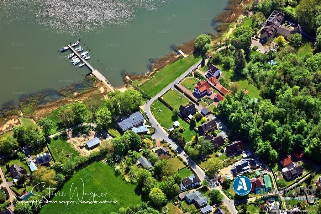 Luftbild, Ostseefjord Schlei, Schlei Bootsclub Ulnis-Steinfeld, Ulsnisstrand, Ulsnisland | Ulsnis-Steinfeld: Der Schlei-Boots-Club Ulsnis/Steinfeld e.V. bietet auf seinem abgeschlossenen Vereinsgelände in Stauertwedt Liegeplätze für Paddel- und Ruderboote sowie Jollen an und stellt auch freie Gastliegeplätze für größere Boote an der vereinseigenen Steganlage in Ulsnisstrand zur Verfügung.