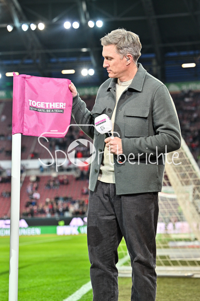 FC Augsburg - VfB Stuttgart | AUGSBURG, GERMANY - 22. MAERZ: im Bild Tobias SCHWEINSTEIGER am Mikro von DAZN / Inklusionsspieltag / Inklusion / Symbolbild / Symbolfoto während dem Bundesligamatch zwischen dem FC Augsburg und dem VfB Stuttgart am 27. Spieltag in der WWK Arena / DFL REGULATIONS PROHIBIT ANY USE OF PHOTOGRAPHS AS IMAGE SEQUENCES AND/OR QUASI-VIDEO