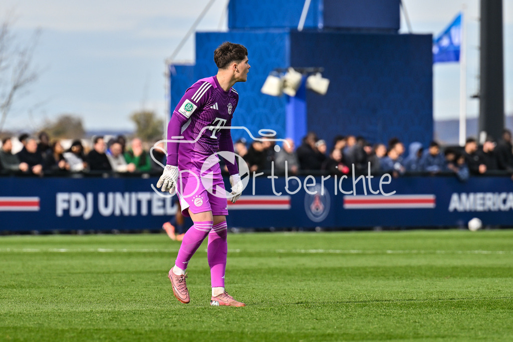 Paris Saint Germain U19 - FC Bayern München U19 | PARIS, FRANKREICH - 4. NOVEMBER: im Bild Leon KLANAC (FC Bayern München U19 1) / Einzelfoto / Freisteller beim Ligaspiel zwischen der U19 von Paris Saint Germain und der U19 des FC Bayern München am 4. Spieltag der UEFA Youth League am PSG Campus am 04.11.2025