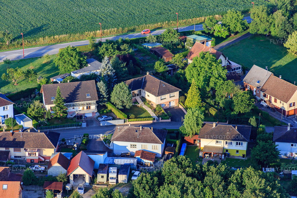 Aerial view: Rue du Moulin in Scheibenhard in the state Bas-Rhin, France. – Photo: IMG_082877.jpg taken on 06/26/2015 by Werner Riehm/FLY-FOTO.com – Resolution of the original: 5472 x 3648 px