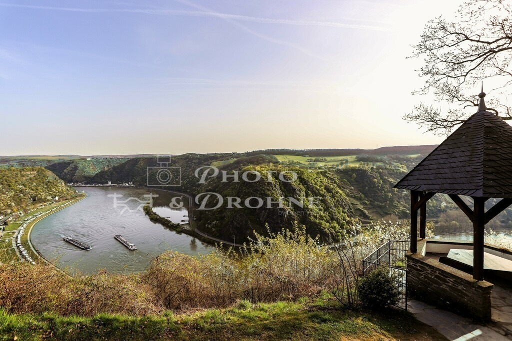 Loreleyblick-6695 | Die Loreley ist Deutschlands wohl bekanntester Felsen und zieht jedes Jahr tausende von Touristen aus aller Welt an. Hier an der Loreley gibt es nicht nur Sagen und Legenden. Hier an der Stelle ist der Rhein am schmälsten und am tiefsten und es gab jeher viele Schiffsunfälle. - Realisiert mit Pictrs.com