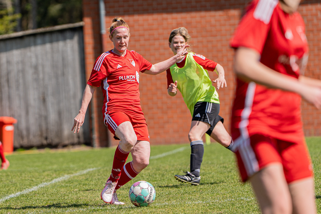 Fußball I Frauen I Saison 2025-2026 I Bezirksliga Weser-Ems Mitte I 17. Spieltag I SV RW Visbek - SG Damme-Lembruch I 11707 | jns.sportfotos - Realisiert mit Pictrs.com