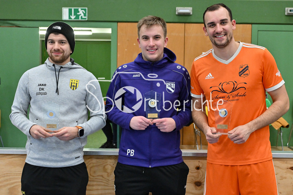 Maierbräu Neujahrscup der Herren | v. l. Daniel KOLLER (bester Spieler / Scheyern), Paul BRUDER (bester Torhüter / SV Steingriff), Sebastian SCHMIEDER (bester Torschütze / SV Wulfertshausen)