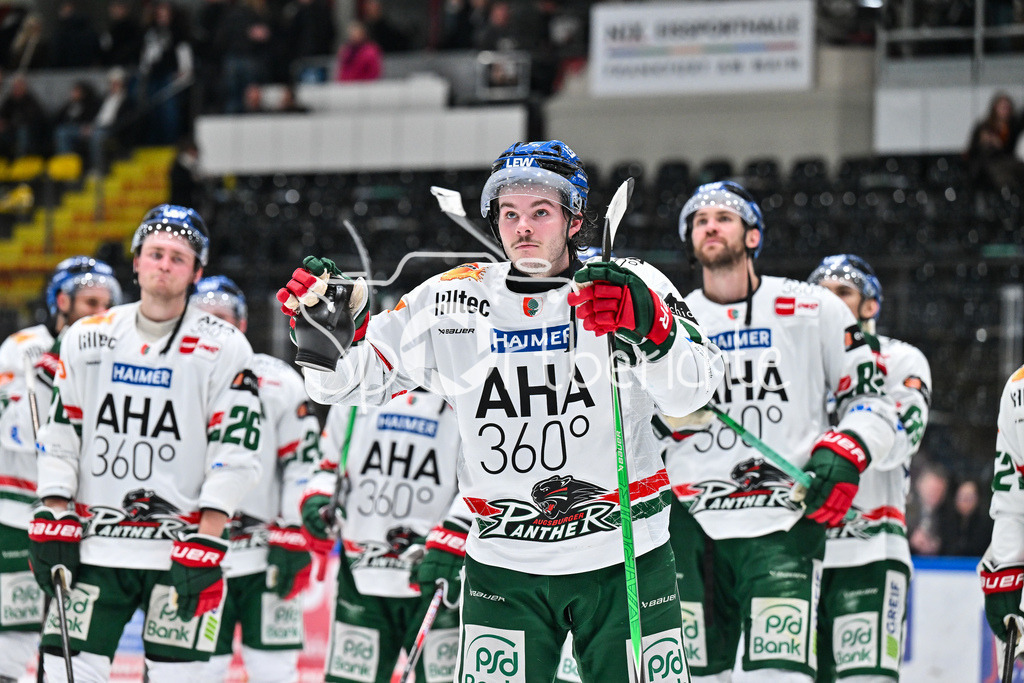 Löwen Frankfurt - Augsburger Panther | FRANKFURT, GERMANY - 19. DECEMBER: die Spieler der Panther feiern zusammen mit den Fans den Auswärtssieg in Frankfurt nach dem Match zwischen den Löwen Frankfurt und den Augsburger Panthern am 29. Spieltag der Penny DEL in der Eissporthalle Frankfurt / D. J. BUSDEKER (Augsburger Panther 14)