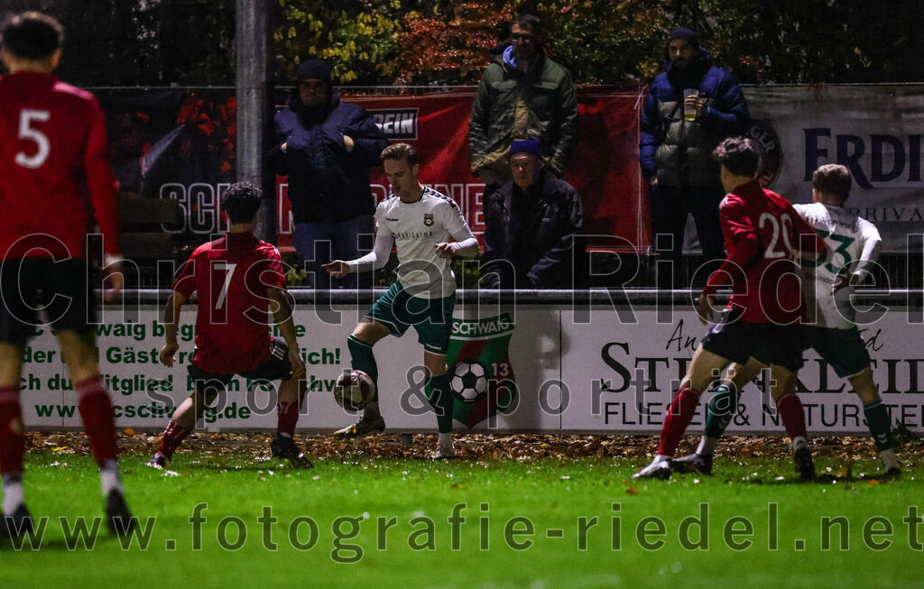 2023-11-17_011_FC_Schwaig_gegen_SpVgg_Feldmoching | Oberding, Deutschland, 17.11.2023:
Fußball, Landesliga Südost 2023 / 2024, 21. Spieltag, FC Schwaig gegen SpVgg Feldmoching, Endergebnis: 1:1

Edon Prebreza (SpVgg Feldmoching, #7), Leon Roth (FC Schwaig, #21), Moritz Haile (SpVgg Feldmoching, #20), Joshua Steindorf (FC Schwaig, #33)

Foto: Christian Riedel / fotografie-riedel.net