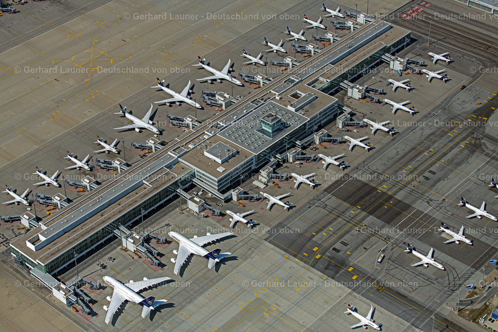 4021187 | Terminal 2 Satellit, MüNCHEN-FLUGHAFEN 08.04.2020 Passagierflugzeuge krisenbedingt stillgelegt auf der Parkpositionen und Abstellfläche auf dem Flughafen in München im Bundesland Bayern, Deutschland. // Passenger aircraft decommissioned due to the crisis on the parking positions and parking space at the airport in Munich in the state Bavaria, Germany. Foto: Gerhard Launer
