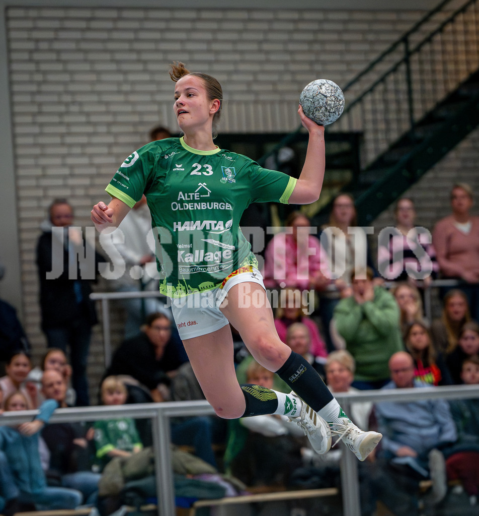 Handball I Frauen I Saison 2025-2026 I 3. Liga Staffel Nord I 10. Spieltag I SC SFN Vechta - HSG Blomberg-Lippe II I 0835 | Leonie Piegsa (23, SC SFN Vechta) mit dem Tor - Realisiert mit Pictrs.com