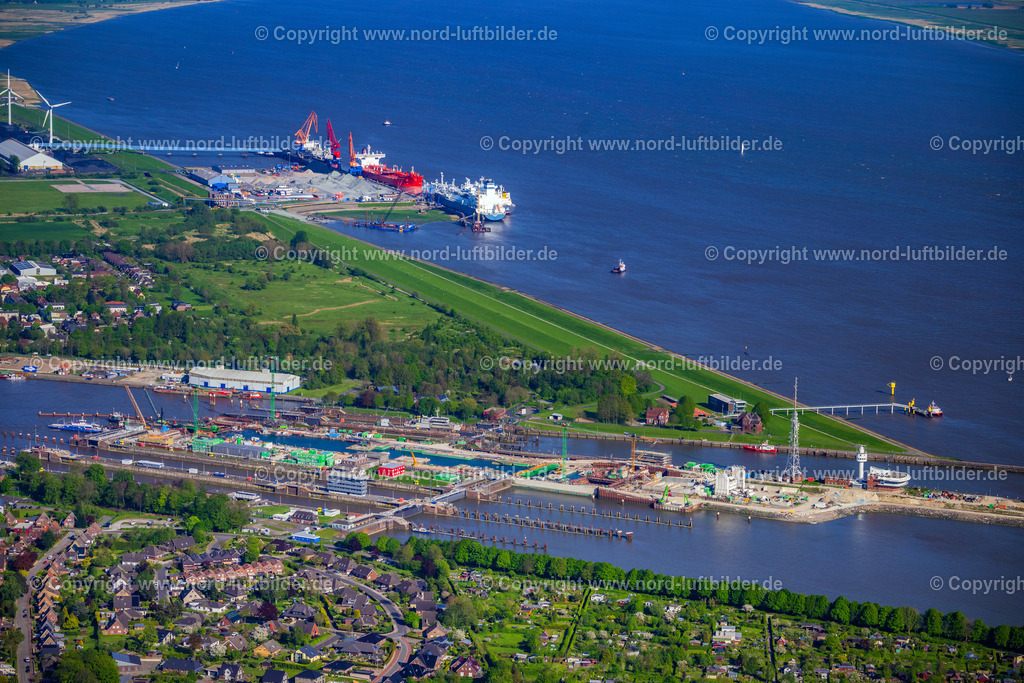 Brunsbüttel_LNG_Port_ELS_0755010524 | BRUNSBüTTEL 01.05.2024 LNG Erdgas und Flüssiggas- Terminal und Entladekai und Hafenanlagen am Ufer des Flußverlaufes der Elbe in Brunsbüttel im Bundesland Schleswig-Holstein. Weiterführende Informationen bei: Brunsbüttel Ports GmbH. // LNG natural gas and liquid gas terminal and unloading quay and port facilities on the banks of the Elbe in Brunsbuettel in the state of Schleswig-Holstein. Further information at: Brunsbuettel Ports GmbH. Foto: Martin Elsen