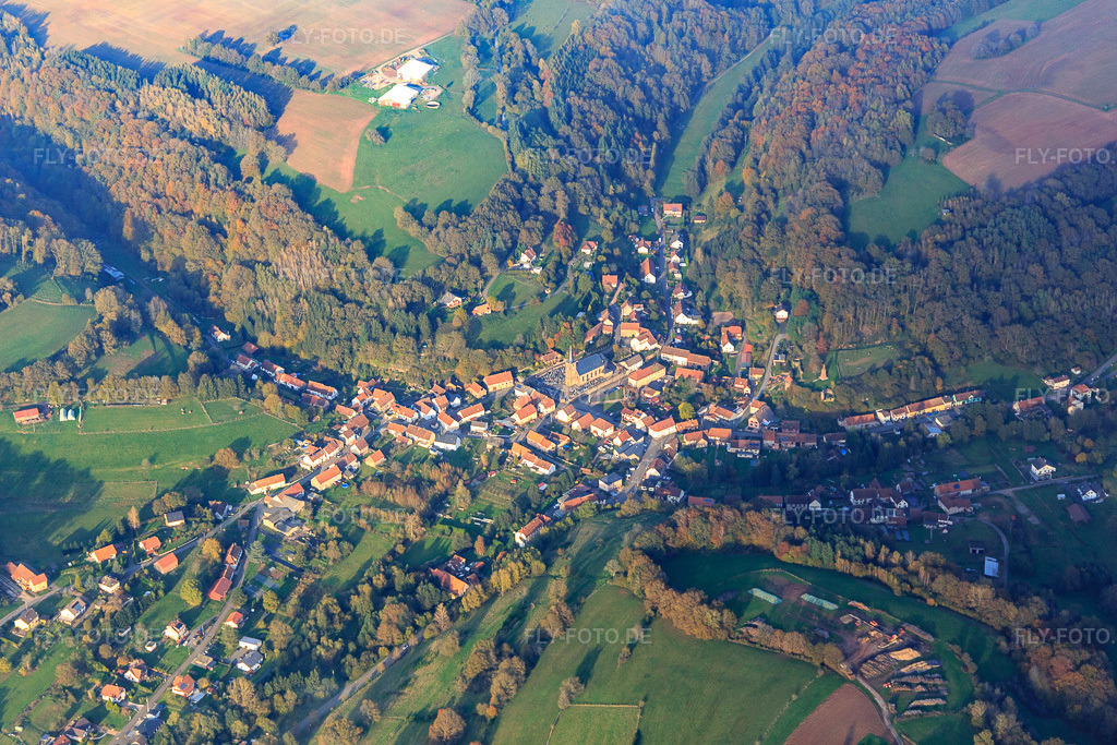 Luftbild: Ortsansicht von Süden in Walschbronn im Bundesland Moselle in Frankreich. – Foto: IMG_143780.jpg vom 26.10.2024 durch Werner Riehm/FLY-FOTO.de – Auflösung des Originals: 5180 x 3453 px